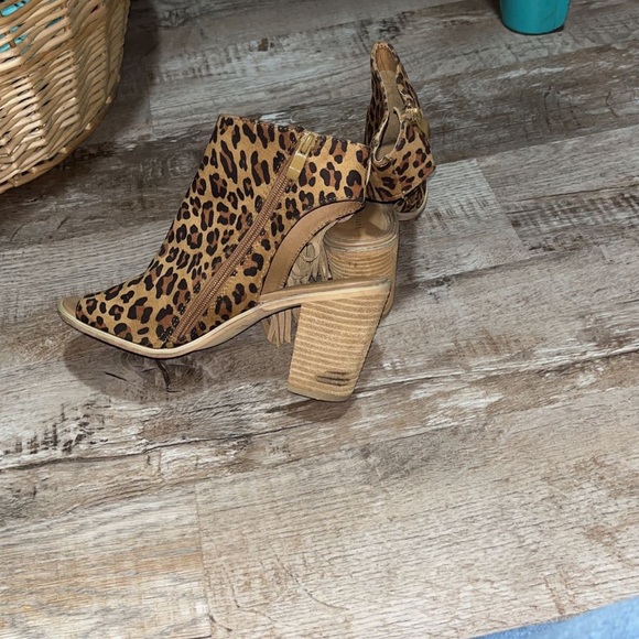 Cheetah/Leopard Open Toe Fringe Wedge - Picture 8 of 8